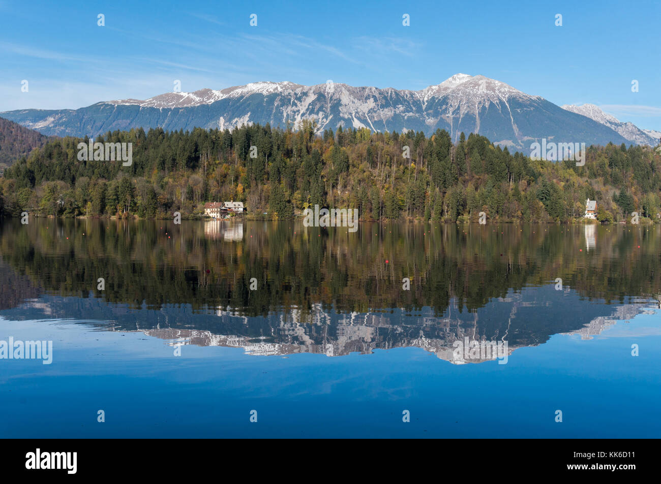Der wunderschönen slowenischen Alpen in die reinen Wasser des Sees spiegeln Bled Stockfoto