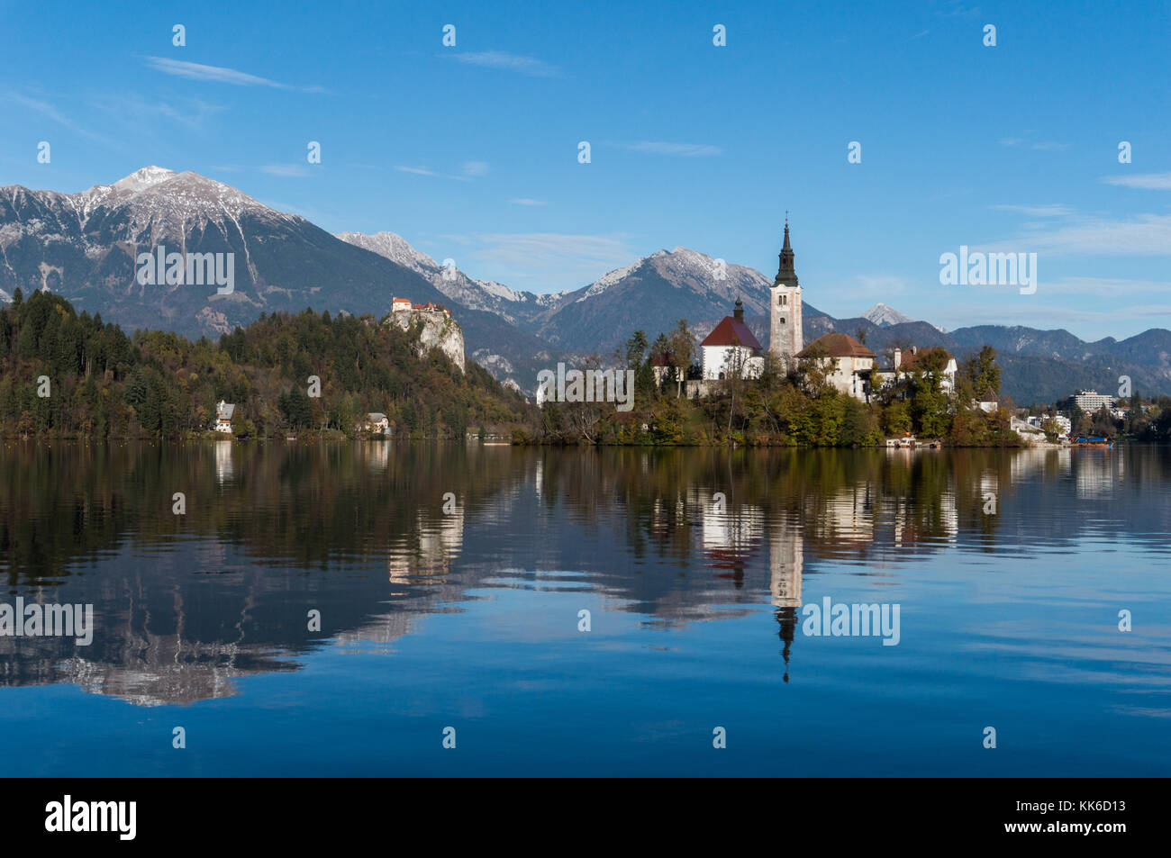 Kirche, Schloss und die Berge in das klare, reine Wasser des Sees spiegeln Bled in Slowenien Stockfoto