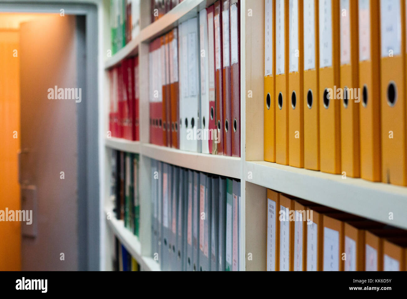 Büro Archiv mit farbigen Ordner Stockfoto