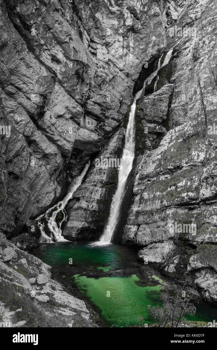 Teilweise Entsättigung der Vertikalen der Wasserfall Savica in Slowenien Stockfoto