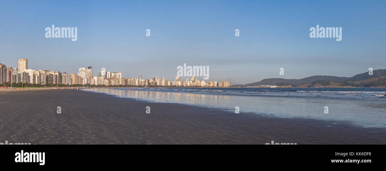 Santos Beach und City Skyline - Santos, Sao Paulo, Brasilien Stockfoto