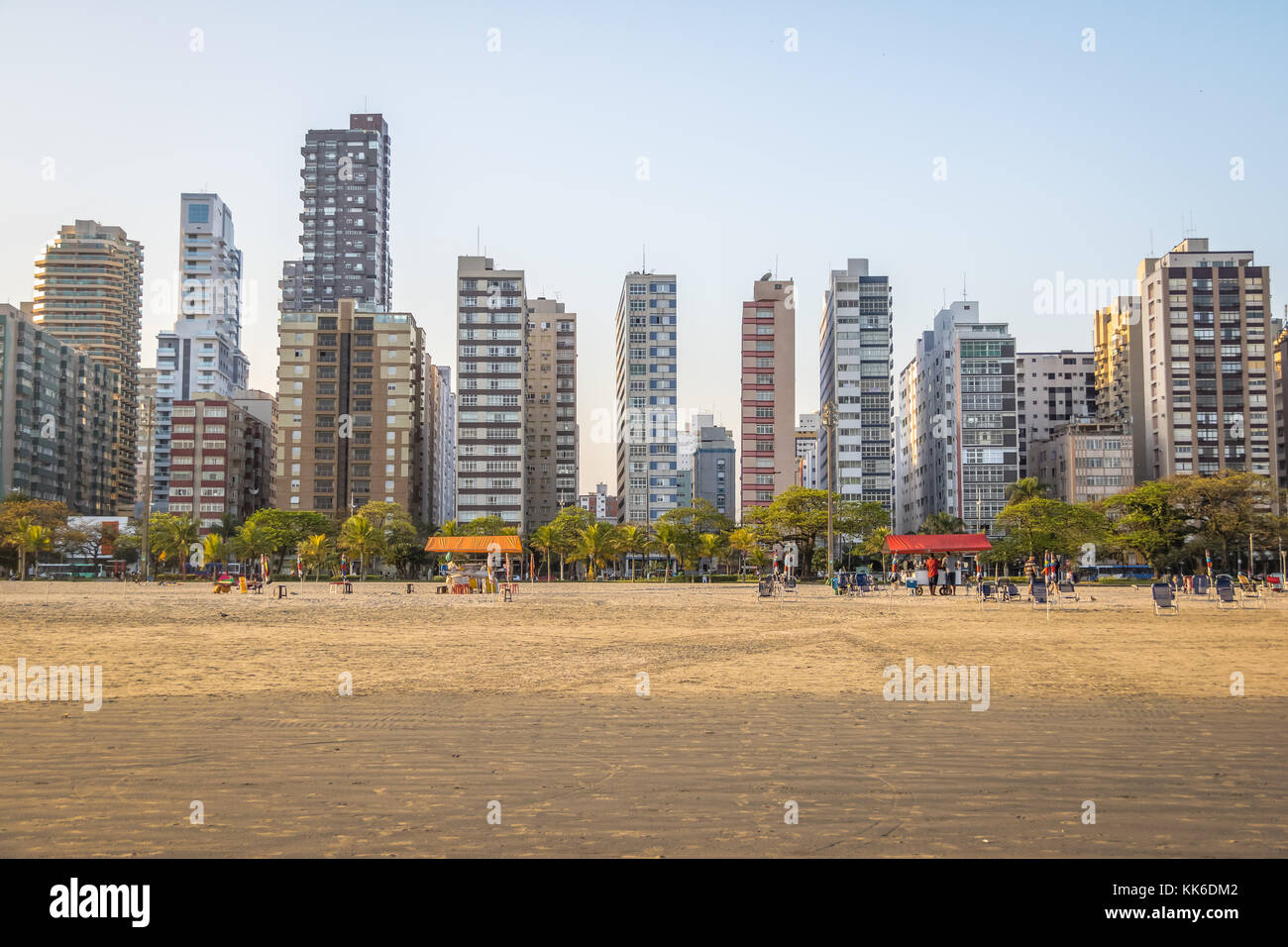 Schiefe Gebäude an der Küste von Santos Stadt - Santos, Sao Paulo, Brasilien Stockfoto