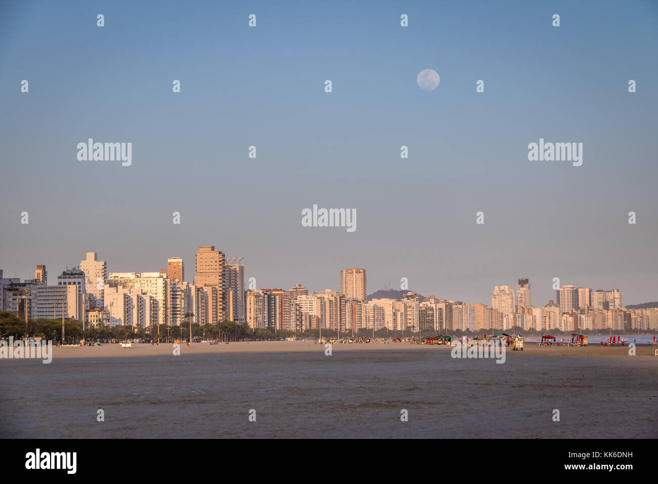 Santos Beach und City Skyline bei Sonnenuntergang mit Vollmond - Santos, Sao Paulo, Brasilien Stockfoto