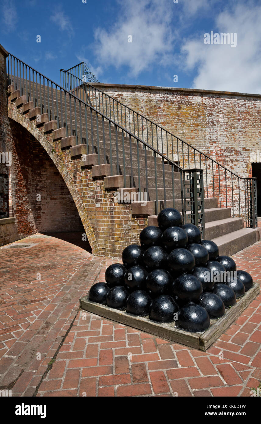 Nc-00949-00... North Carolina - Anzeige der Canon Kugeln an der 5-seitig, brick Fort Macon in Fort Macon State Park auf einer vorgelagerten Insel in der Nähe von atl entfernt Stockfoto