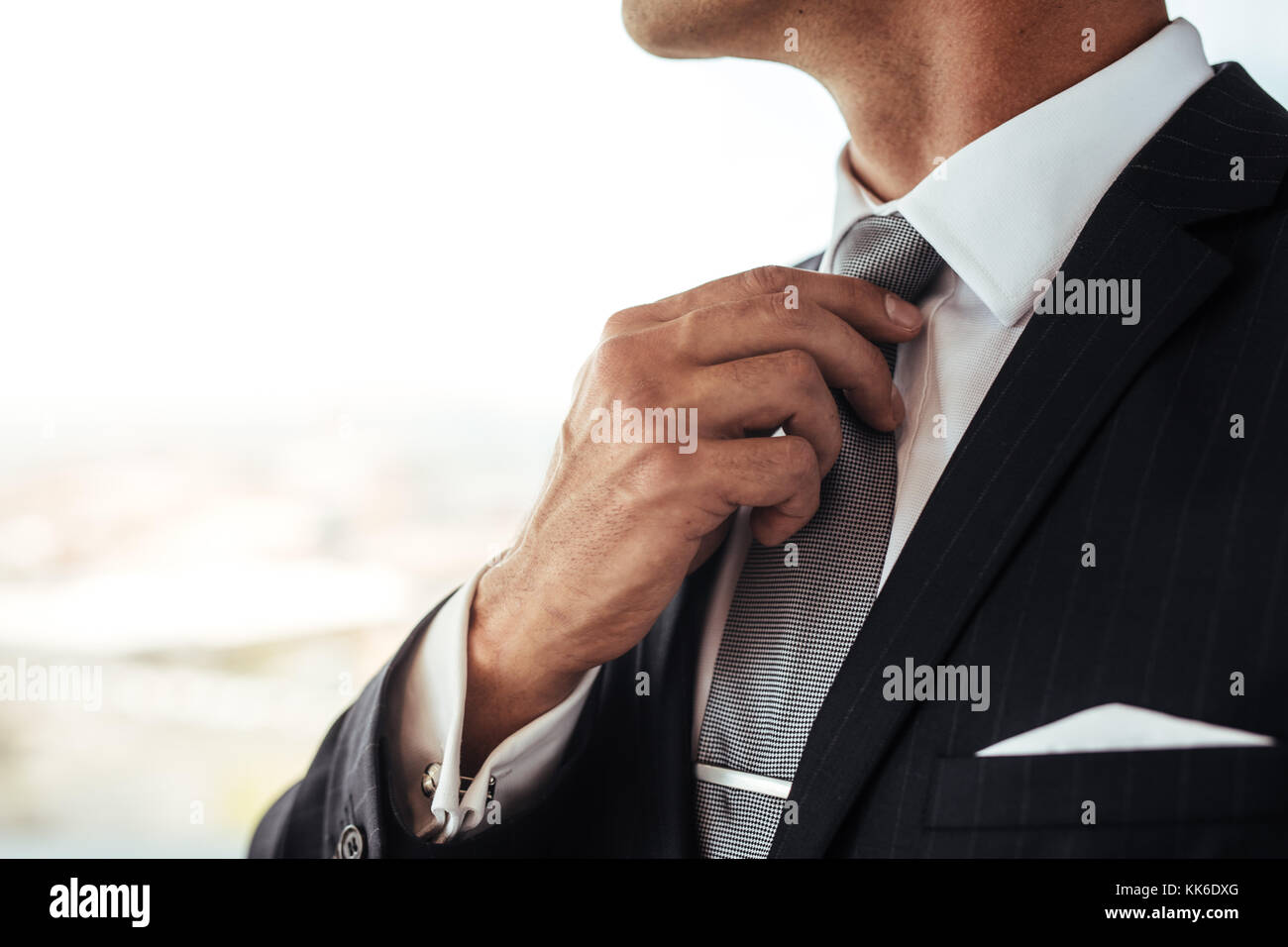 Der Mann im Anzug Korrektur binden. 7/8 shot der Geschäftsmann sein. Stockfoto