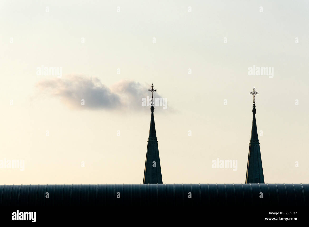 Zwei Türme der Sainte-Cécile Kirche bei Sonnenuntergang, Montreal, Quebec, Kanada Stockfoto