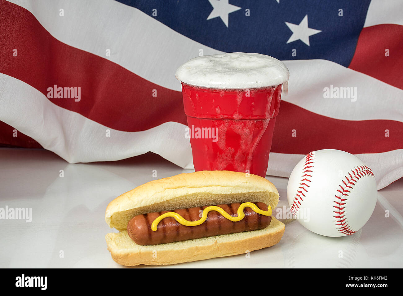 Überquellenden Bier in rot Schale und Baseball mit Hot Dog und amerikanische Flagge Hintergrund Stockfoto