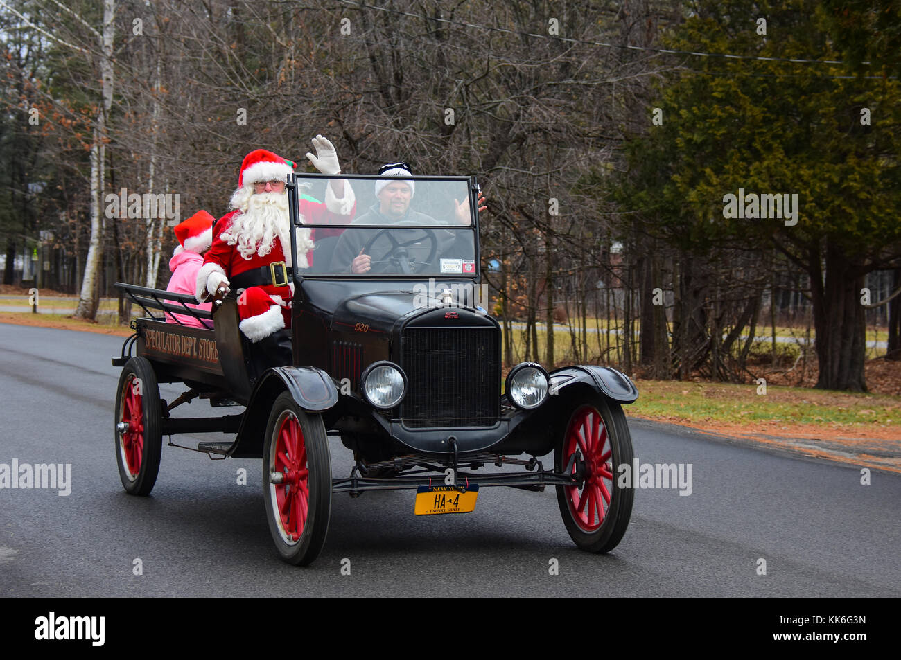 Ford-Lieferwagen Model T bringt den Weihnachtsmann zum Speculator Department Store, Speculator, New York, USA, um sich mit Kindern zu treffen. Stockfoto