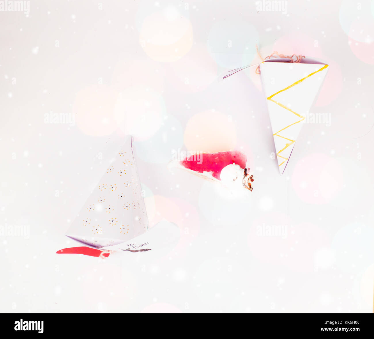 Weihnachtsdekoration mit tortenheber Geschenkbox mit Kuchen und Lichter für beste Hintergrundbild für Urlaub Einladung und Banner und Blogs Stockfoto