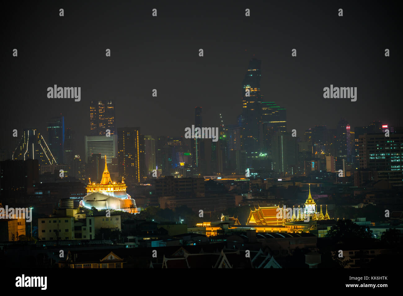 Nachtszene von Wat Saket Ratcha Wora Maha Wihan und Wat Ratchanatdaram in Bangkok, Thailand Stockfoto