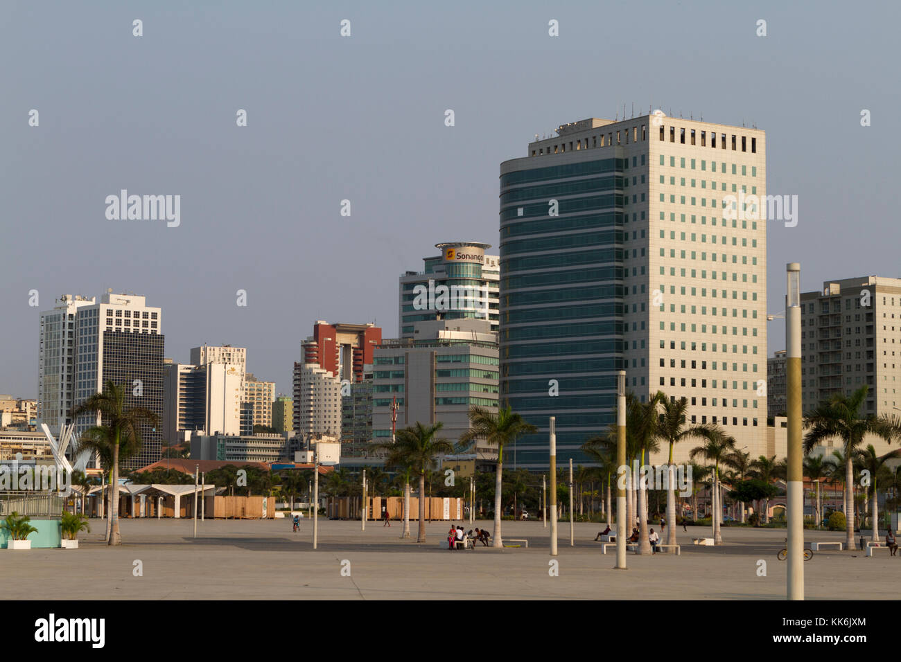 Modernes Gebäude im Zentrum von Luanda, der Hauptstadt von Angola Stockfoto