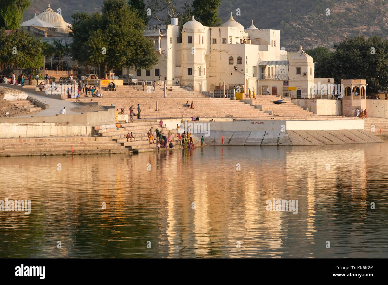 Der heilige See in Pushkar ist durch Baden Ghats und Tempeln, Rajasthan, Indien umgeben Stockfoto
