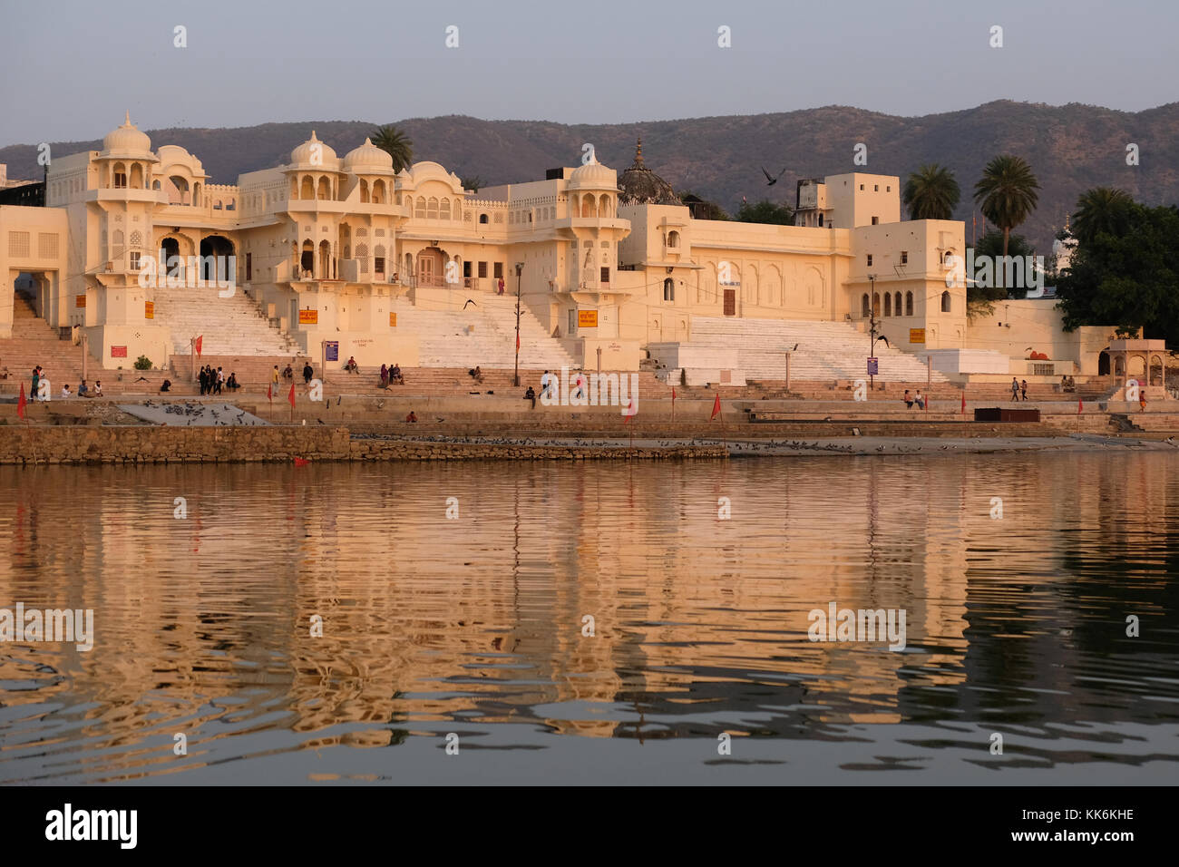 Der heilige See in Pushkar ist durch Baden Ghats und Tempeln, Rajasthan, Indien umgeben Stockfoto