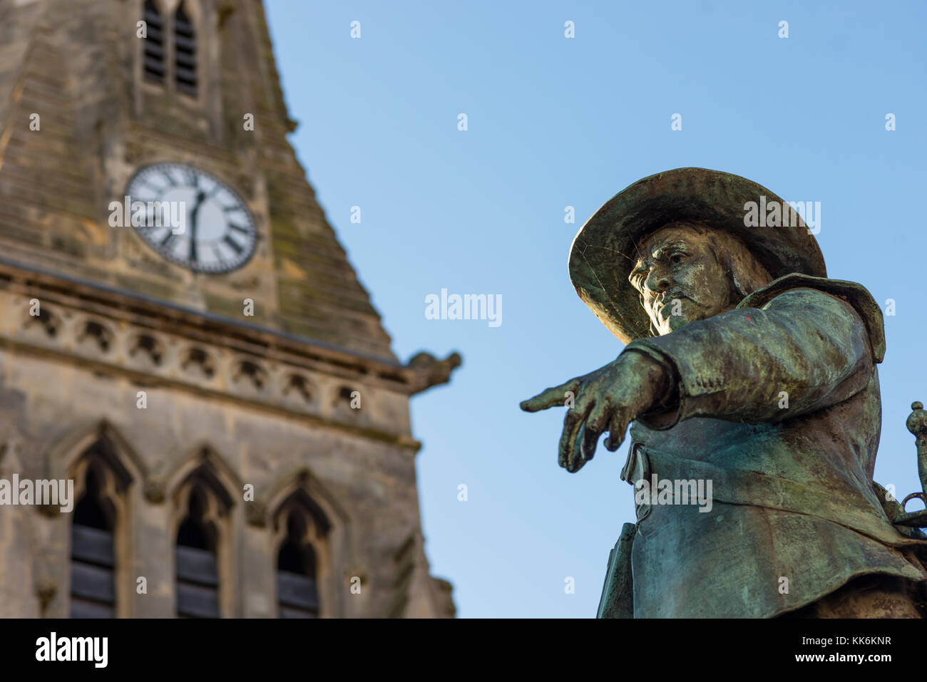 England, Cambridgeshire, St Ives, Hügel, Statue von Oliver Cromwell mit kostenlosen Vereinigte Reformierte Kirche Stockfoto