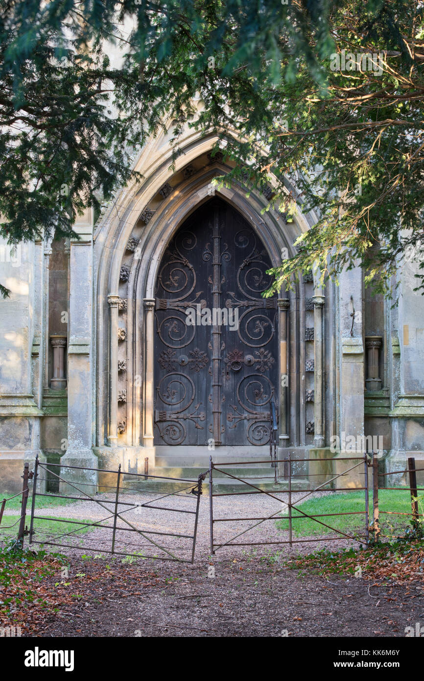 St. Peter ad Vincula Pfarrkirche Türen mit kunstvollen Schmiedearbeiten. Hampton Lucy, Warwickshire, England Stockfoto