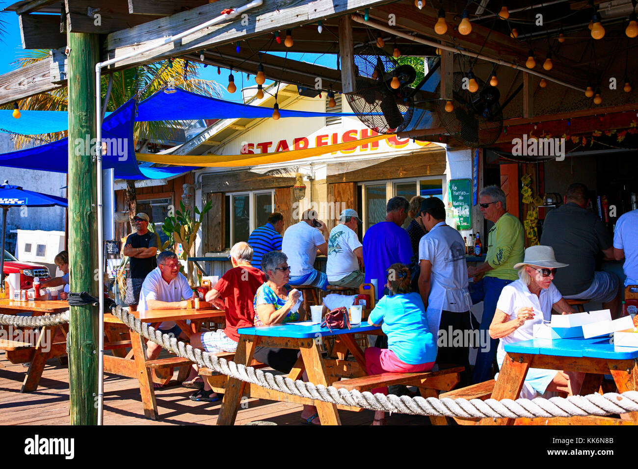 Personen Mittagessen im Starfish Firma Fisch Restaurant in Bradenton fl usa genießen. Stockfoto