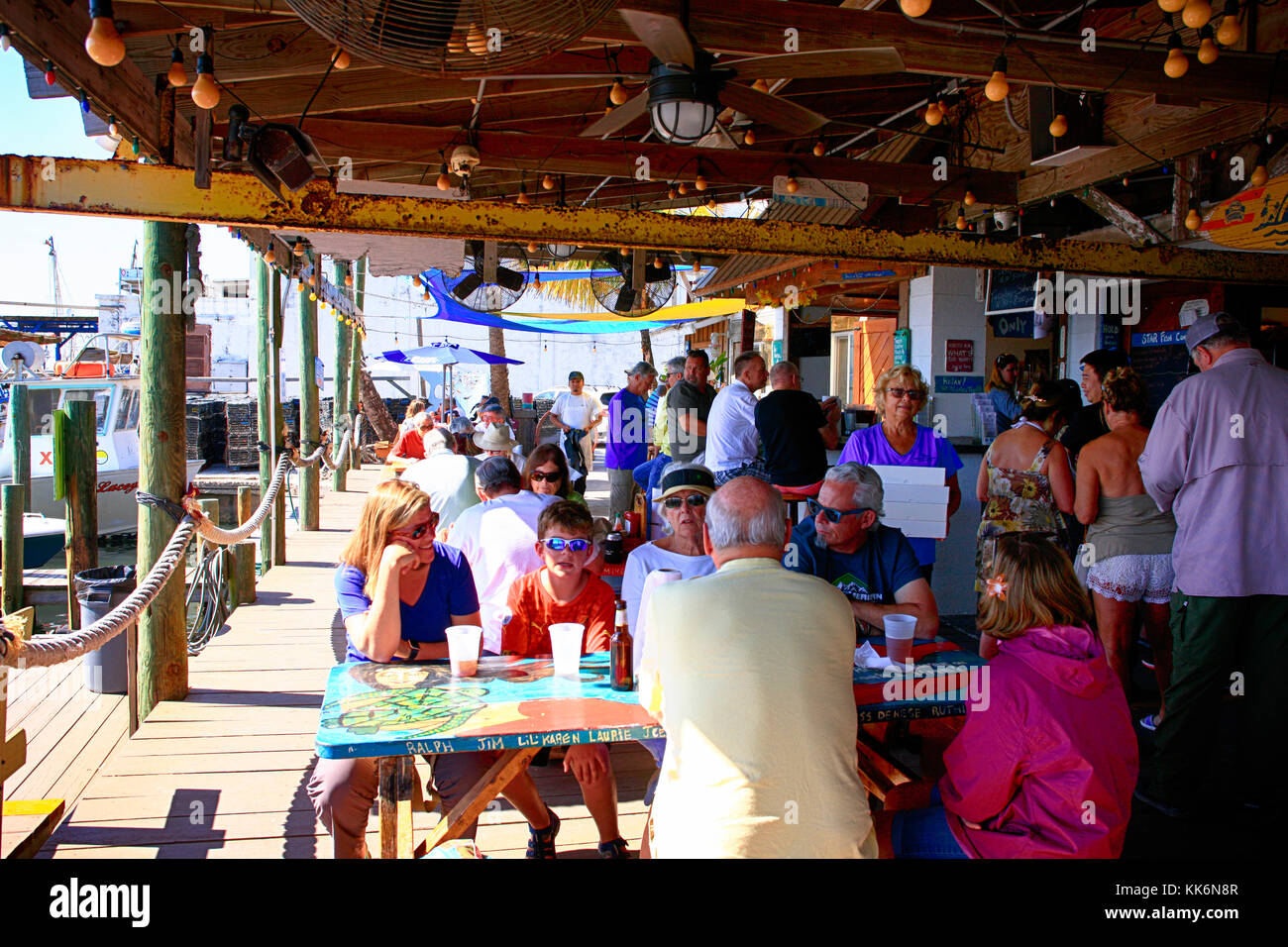 Personen Mittagessen im Starfish Firma Fisch Restaurant in Bradenton fl usa genießen. Stockfoto