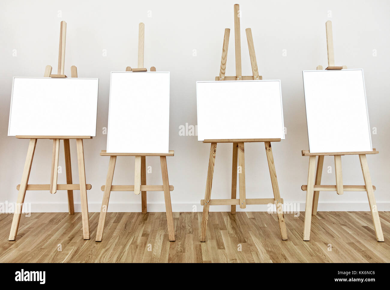 Vier art studio Staffeleien mit leeren weißen Rahmen Gemälde oder Bilder hinzufügen Stockfoto