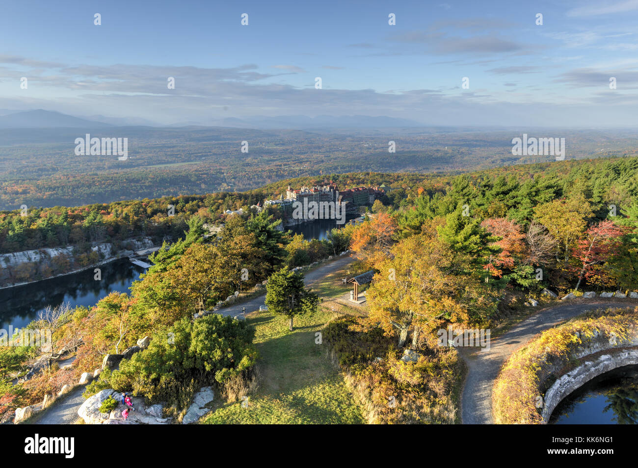 Blick von der skytop auf der Mohonk Mountain House Resort (1879 gebaut) und mohonk See, shawangunk Bergen, New York State, USA. Stockfoto