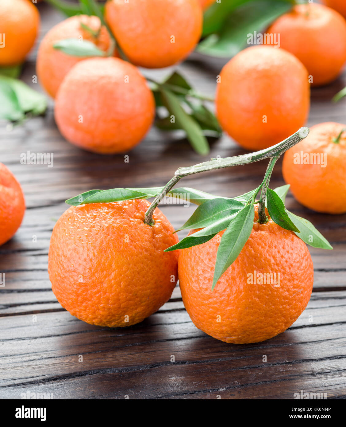 Reifen Mandarinen auf hölzernen Tisch. Stockfoto