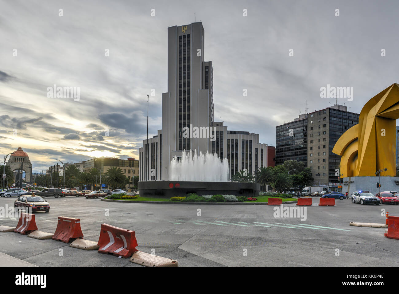 Mexiko-Stadt, Mexiko - 6. Juli 2013: Caballito Skulptur und National Lottery Gebäude (Loteria Nacional de Mexico) befindet sich auf Paseo de la Reforma in M Stockfoto