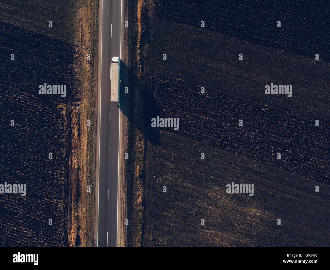 Luftaufnahme von Güterverkehr Lkw auf der Straße durch die Landschaft Stockfoto