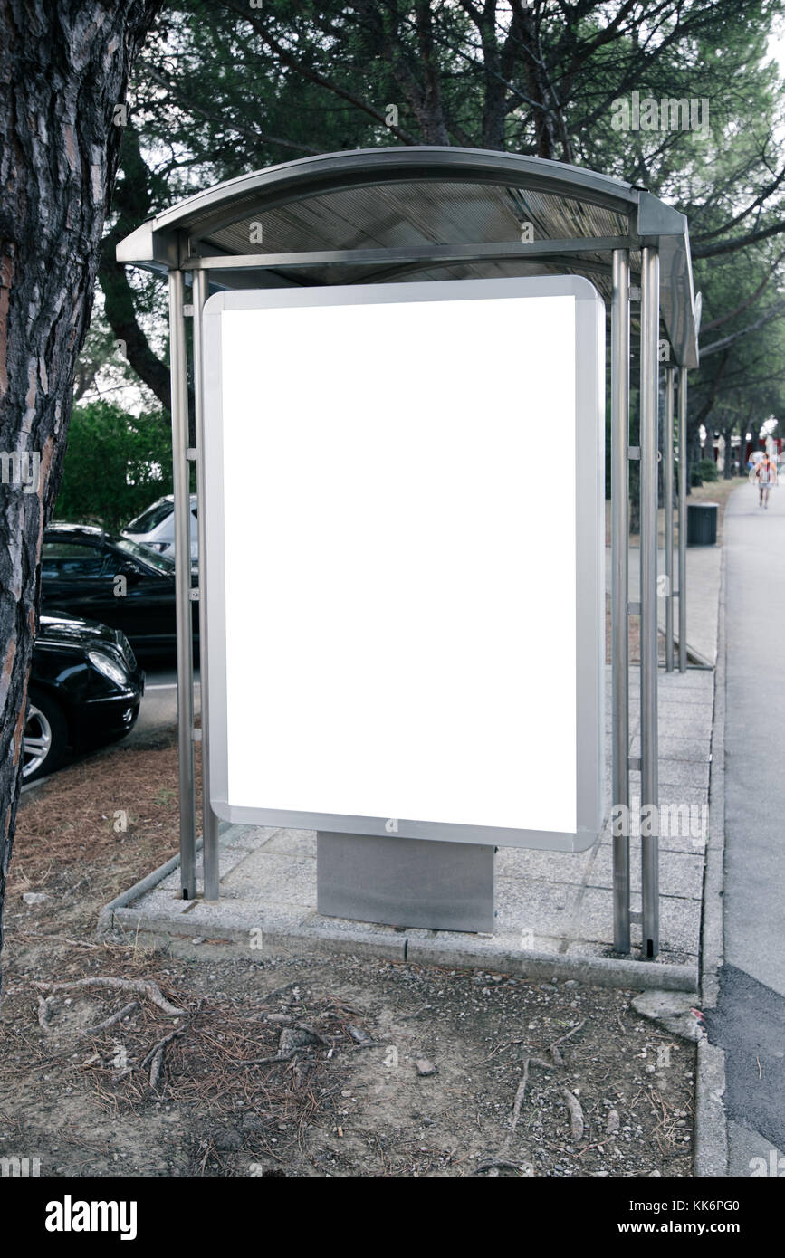 Leere weiße Mock up Bushaltestelle Leuchtkasten für Außenwerbung Plakate Stockfoto