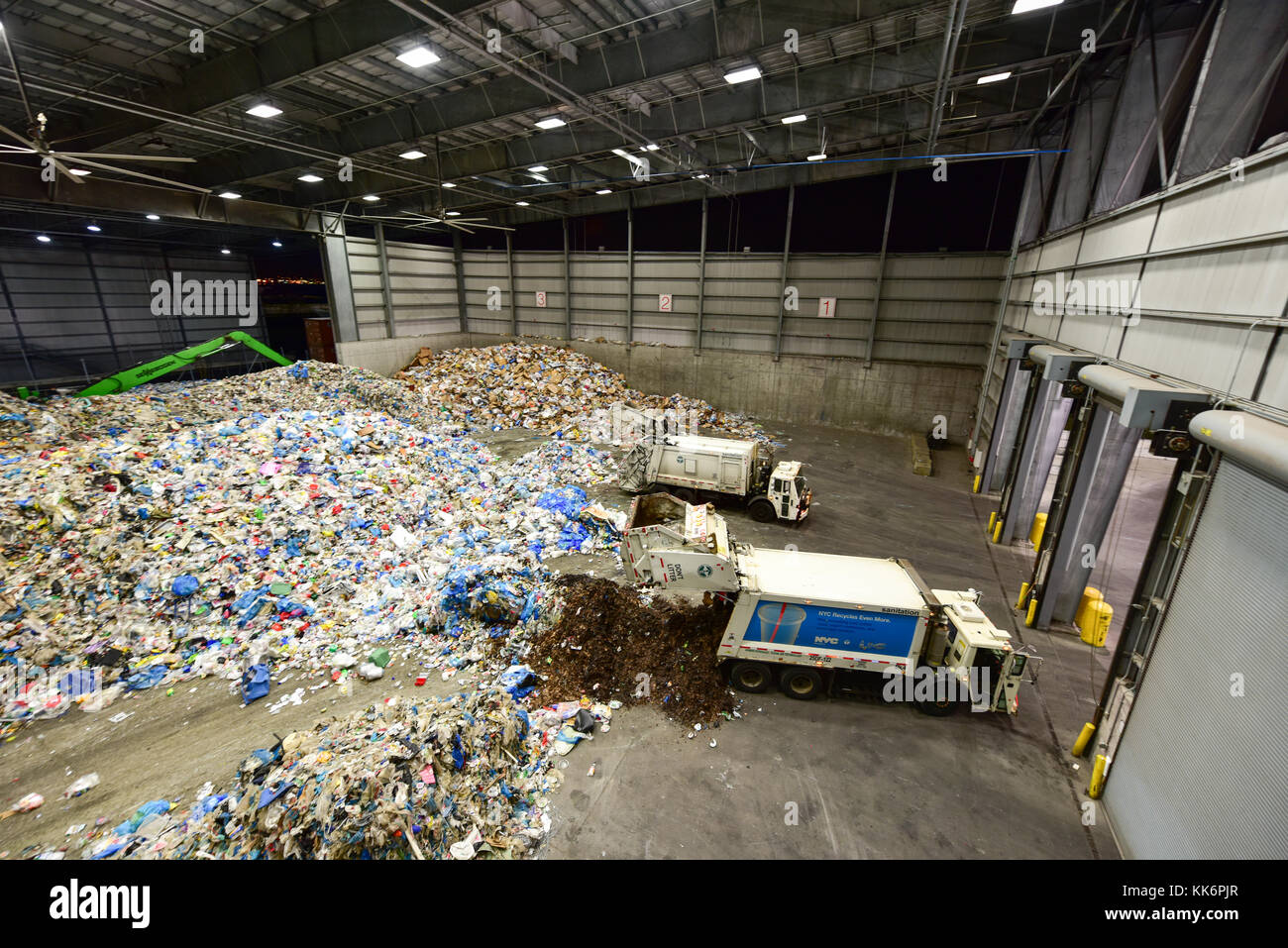 Brooklyn, New York - November 7, 2016: recycling Haufen vor die Sims kommunalen Recycling Center. Es ist ein state-of-the-art material Verwertungsanlage in Stockfoto