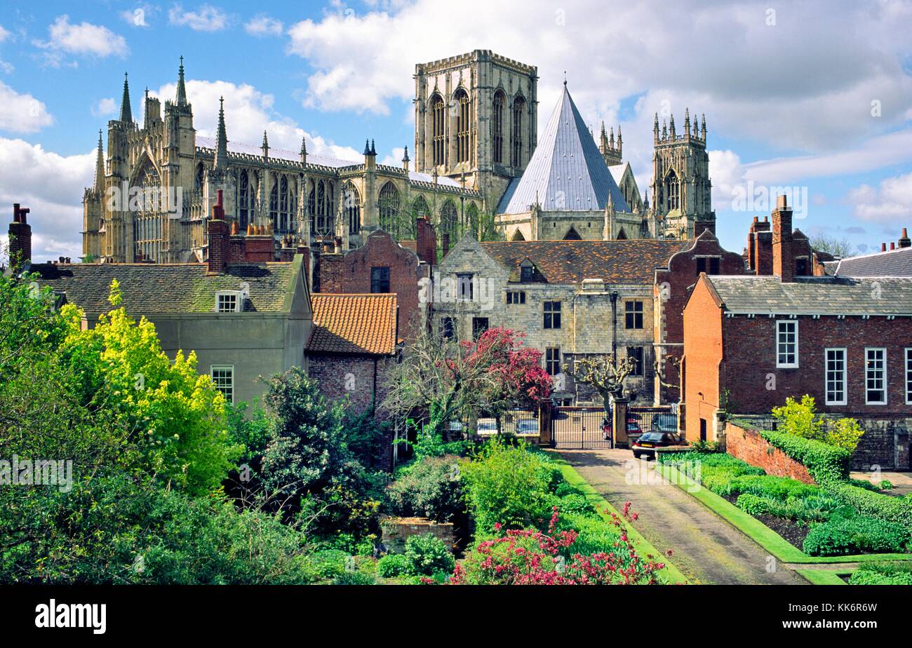 York Minster mittelalterliche Kathedrale hinter dem Schatzmeister Haus gesehen von der Stadtmauer in die Stadt von York, Yorkshire, England UK Stockfoto
