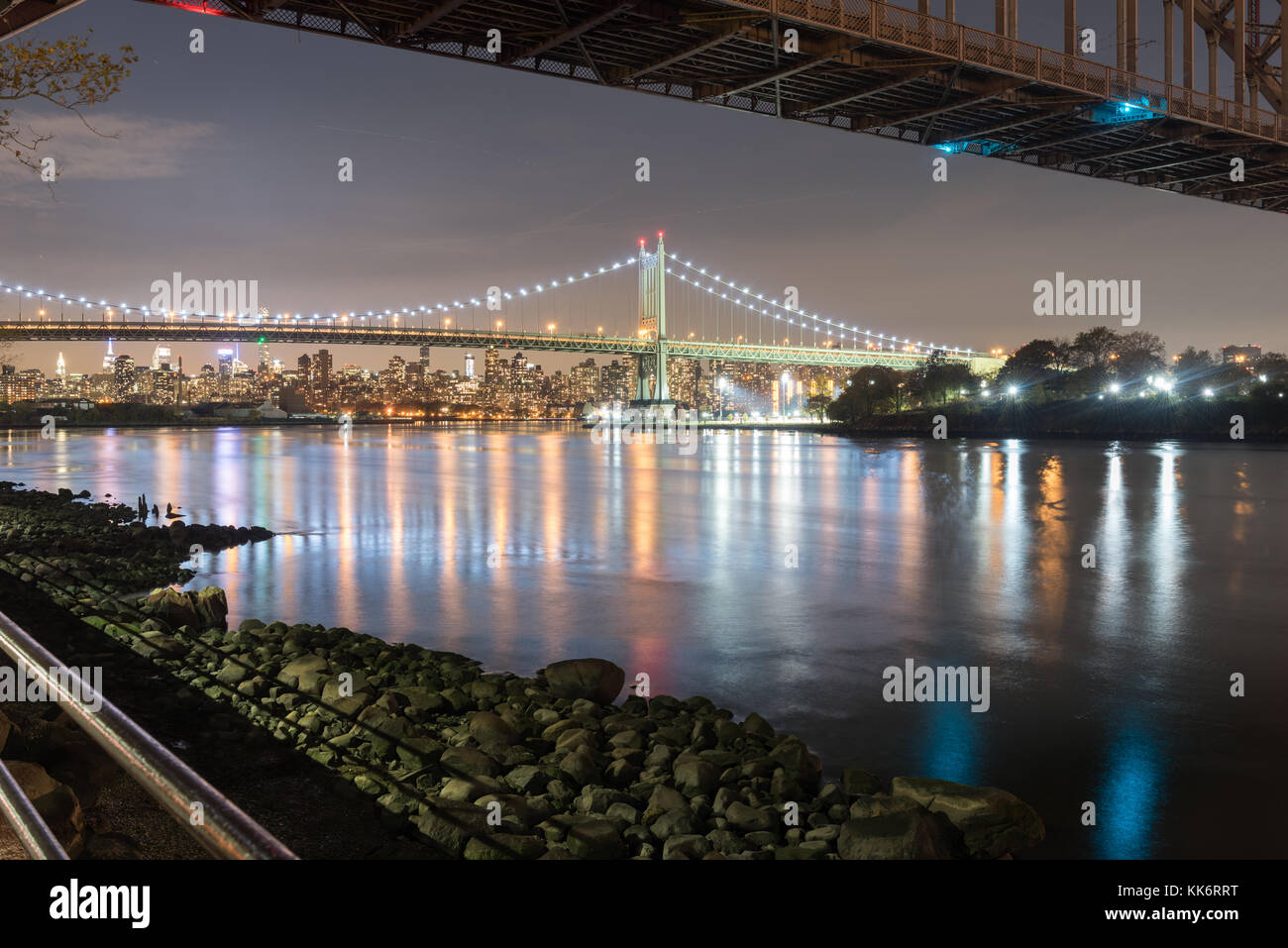 Robert F. Kennedy Brücke (aka Triboro Bridge) in der Nacht, in Astoria, Queens, New York Stockfoto