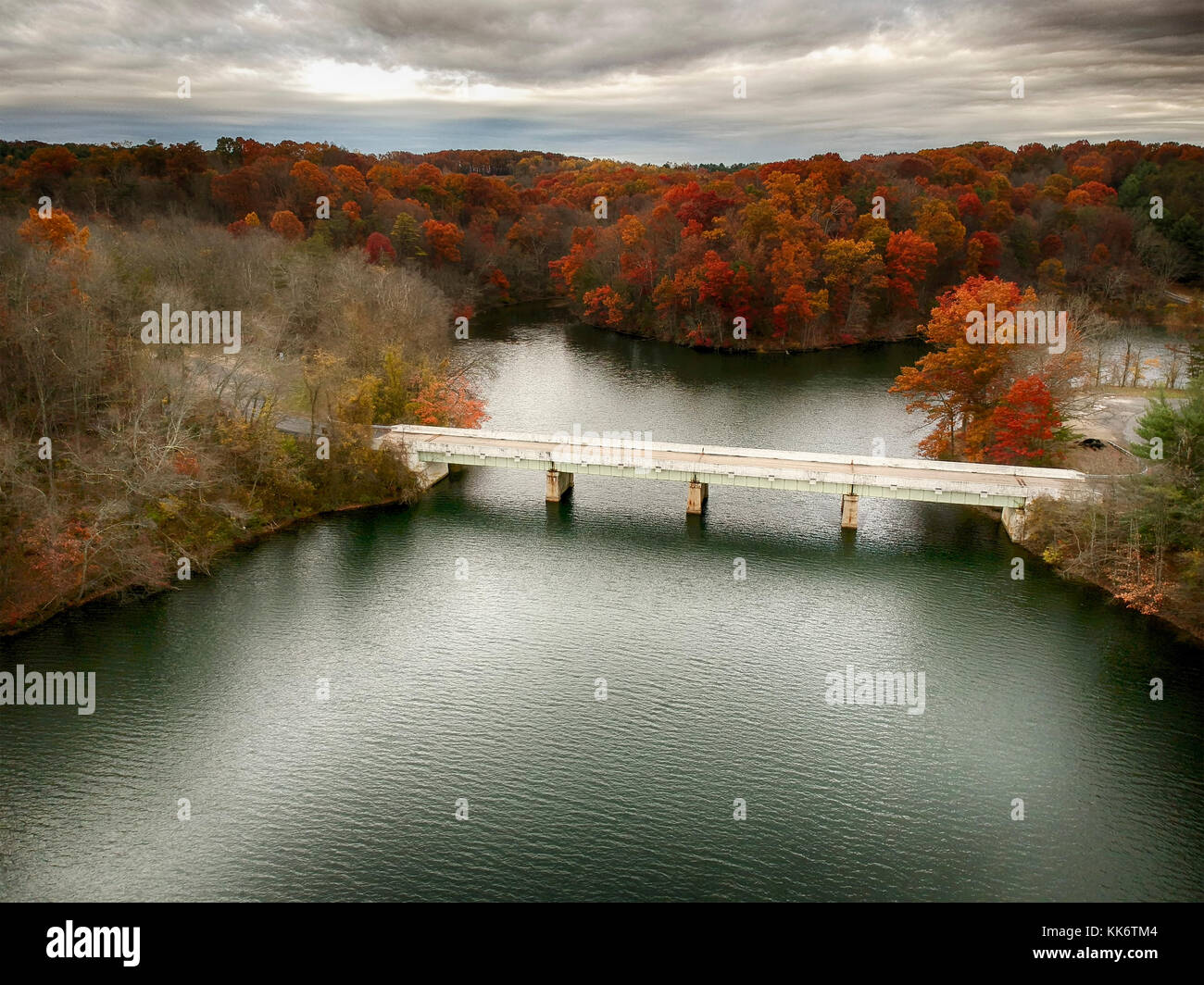 Drone Schuß einer Brücke an prettyboy Reservoir Park, Hampstead, Maryland Stockfoto