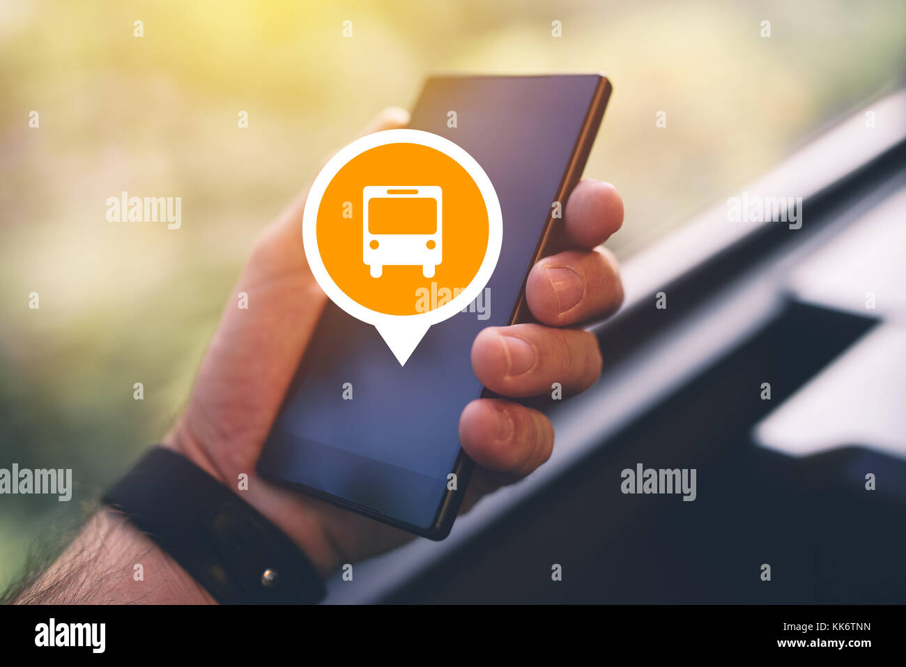 Mann mit Smartphone App bus elektronisches Ticket für die öffentlichen Verkehrsmittel zu kaufen, bis der männlichen Händen schließen mit Handy, selektiven Fokus Stockfoto
