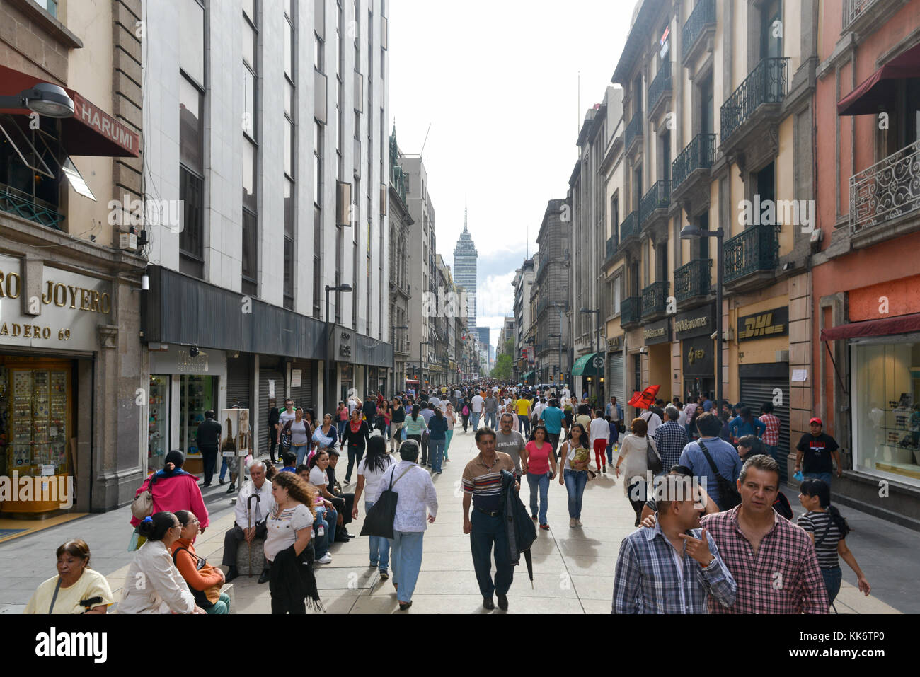 Mexiko City, Mexiko - Juli 6, 2013: avenue Madero mit Fußgängern in Mexiko Stadt. Stockfoto