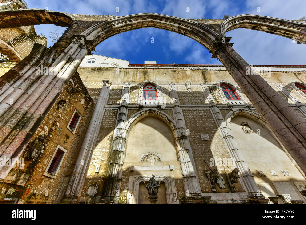 Das Kloster Unserer Lieben Frau vom Berg Karmel in Lissabon, Portugal. Das mittelalterliche Kloster in der Abfolge der 1755 Erdbeben von Lissabon ruiniert wurde. Stockfoto