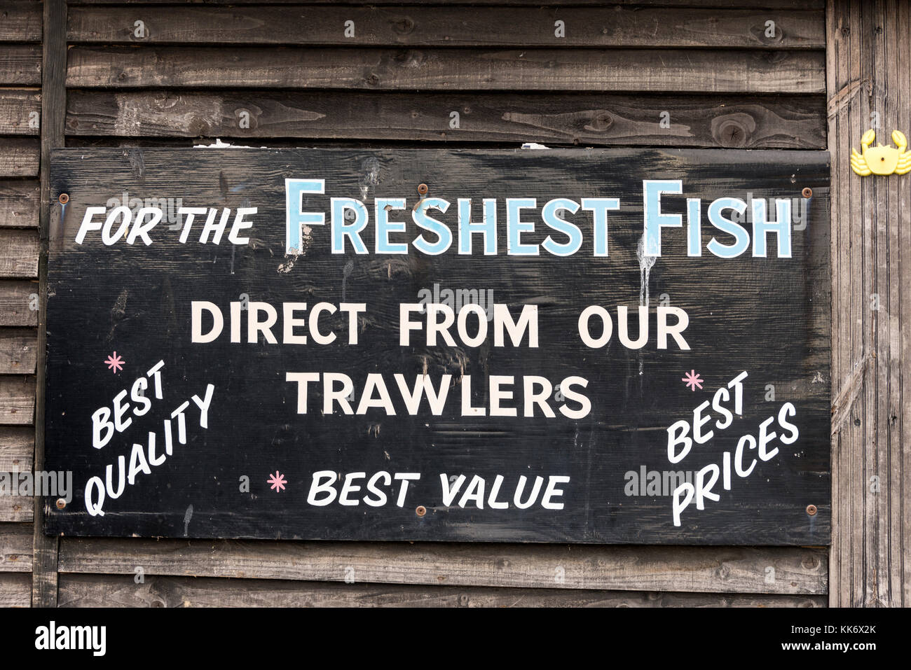 Ein Schaubrett an einem der Frischfischstände am Stade (Hastings Fish Market) in der Altstadt von Hastings, East Sussex, Großbritannien. Stockfoto