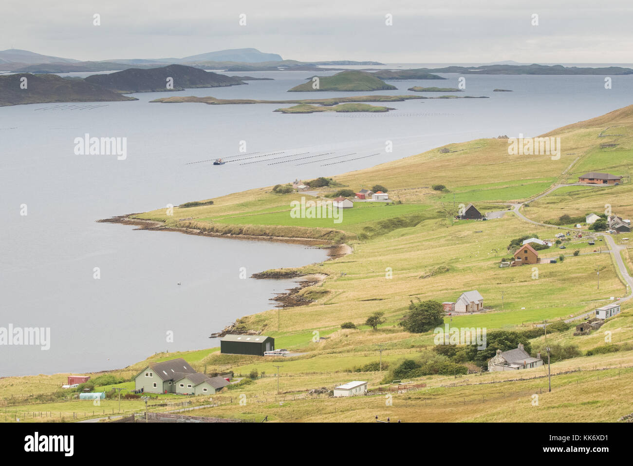 Weisdale Voe, aus Ton, Festland Shetland, Blick nach Süden vorbei an einem Seil gewachsen Muschelfarm in Richtung der Inseln von Greena, Flotta und Hoy, Schottland Stockfoto