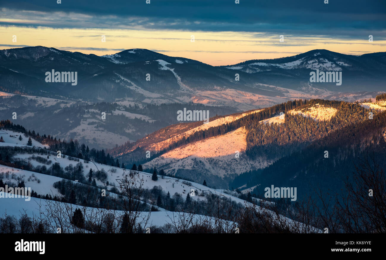 Winter Sonnenaufgang in Karpaten. schöne Landschaft mit schneebedeckten Berghängen Stockfoto