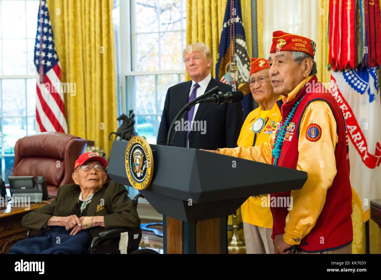 Us-Präsident Donald Trump mit native american Navajo code talkers während einer Zeremonie im Oval Office im Weißen Haus November 27, 2017 in Washington, DC. Stockfoto