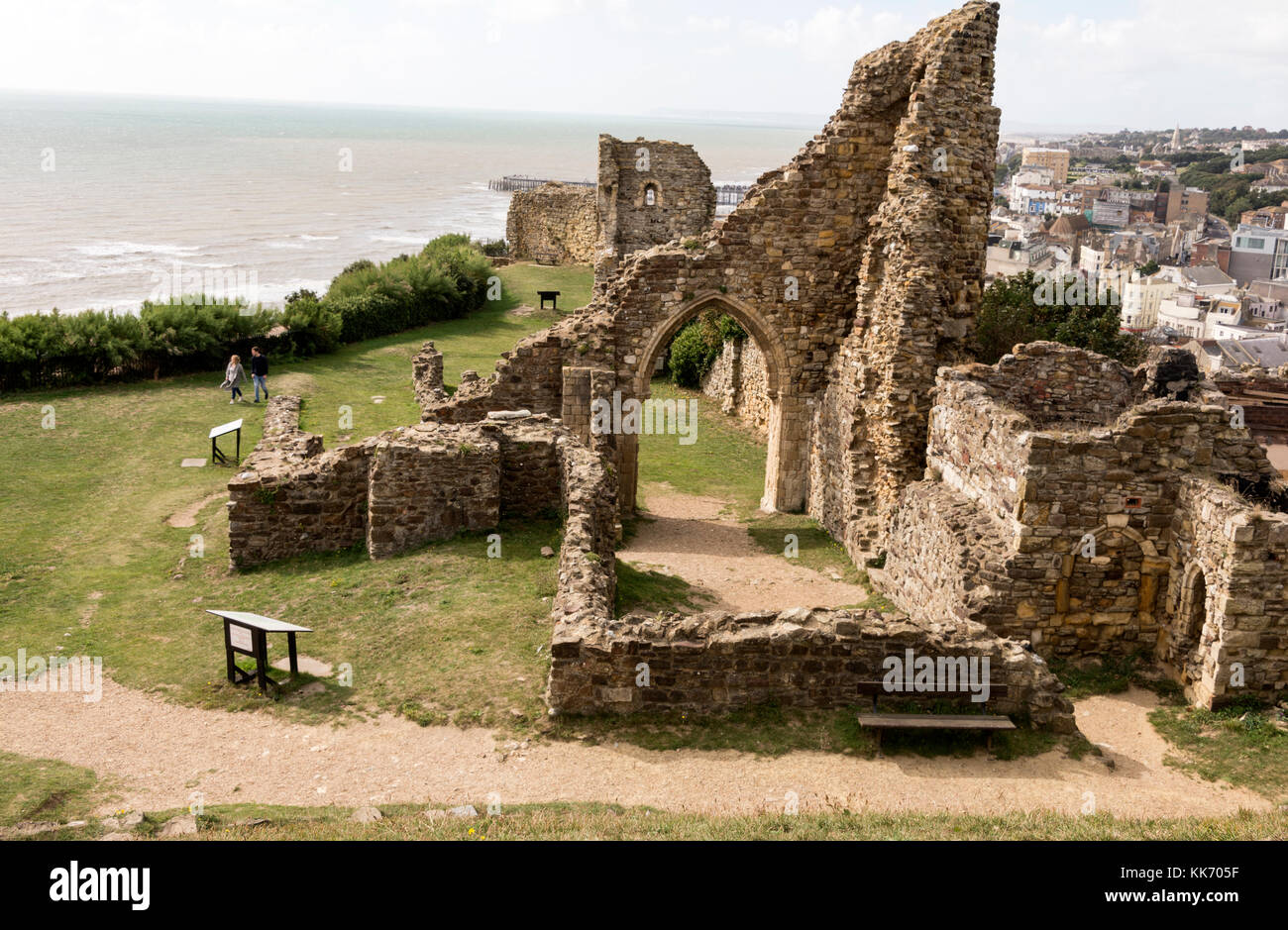 Hastings Castle war das erste normannische motte- und bailey-Schloss, das hier von Wilhelm dem Eroberer erbaut wurde. Innerhalb der Burg ist das gefallene Mauerwerk von t Stockfoto