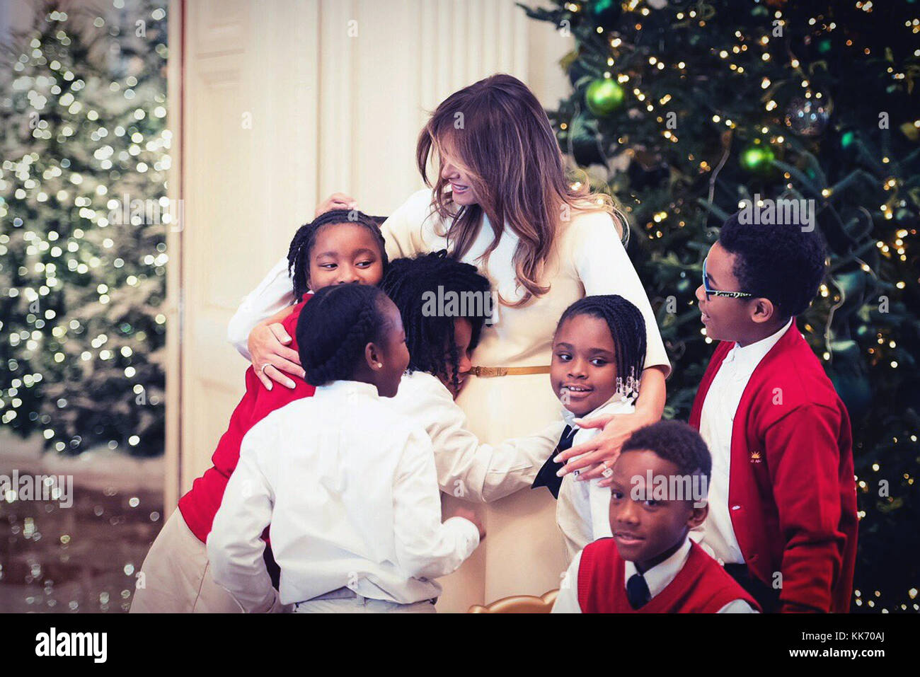 Die US First Lady Melania Trump begrüßt Militärkinder bei der Enthüllung der jährlichen Weihnachtsdekoration im Weißen Haus am 27. November 2017 in Washington, DC. Das Thema dieses Jahres ist „altehrwürdige Traditionen“, die 200 Jahre Feiertage im Weißen Haus respektieren. Stockfoto