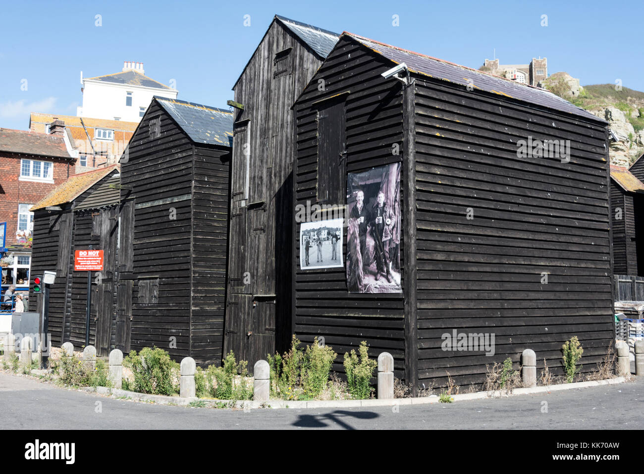 Die wenigen verbleibenden hohen schwarzen Holzschuppen sind ein einzigartiges Merkmal der historischen Industrie der Altstadt von Hastings am Slade Beach in der Altstadt von Hastings im Osten Stockfoto