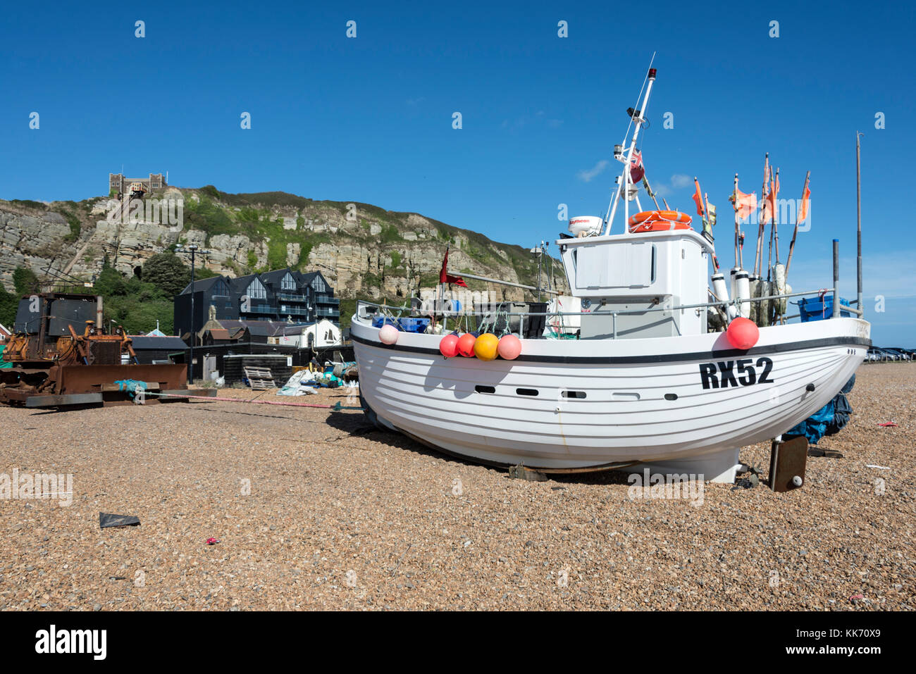 Ein Fischerboot am Kiesstrand Slade in der Altstadt von Hastings, East Sussex, Großbritannien. Die Slade ist die Heimat der größten Strandflotte Europas – Stockfoto