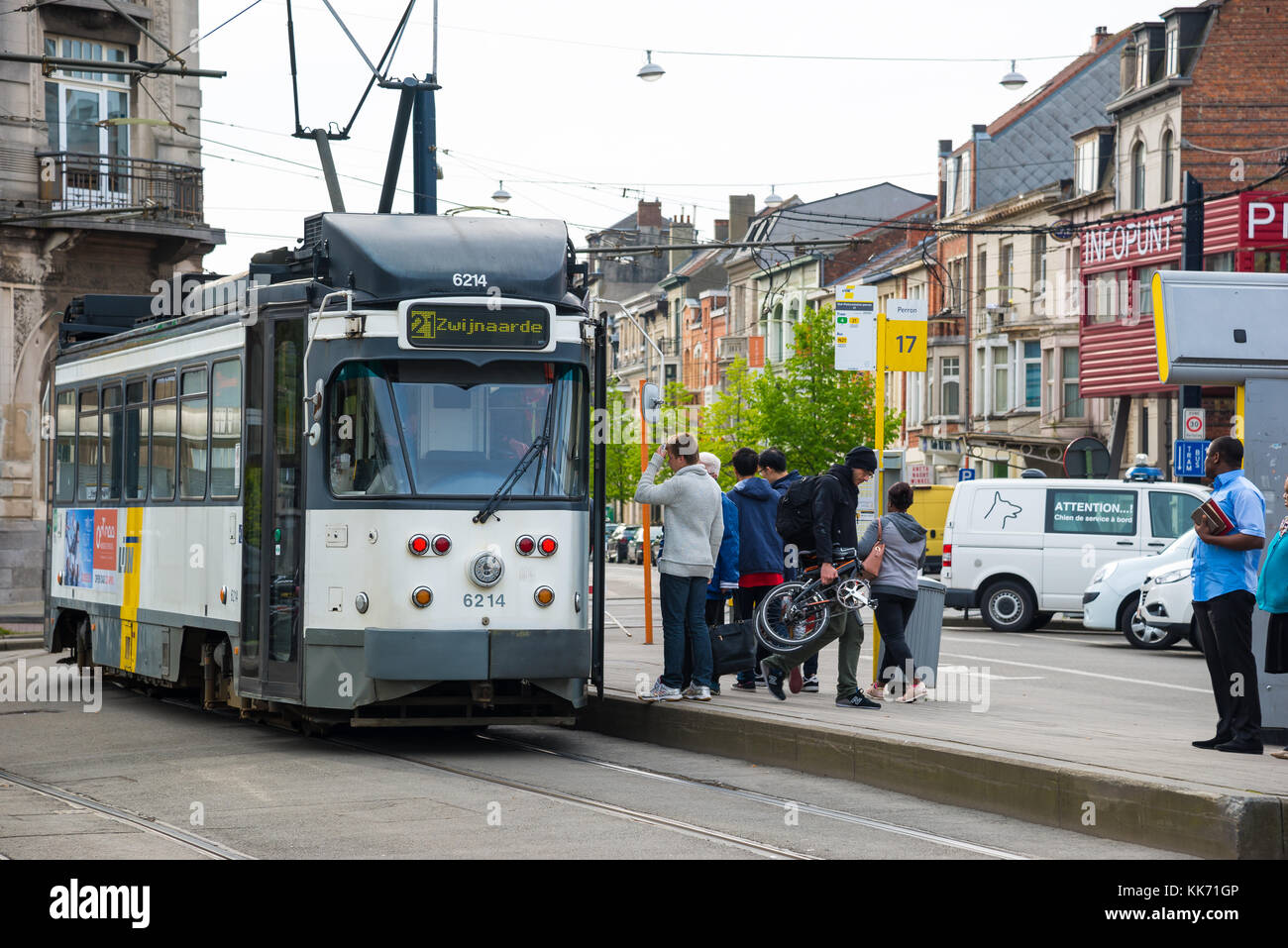 Gent, Belgien - 16 April 2017: Straßenbahn auf den Straßen von Gent, Belgien Stockfoto