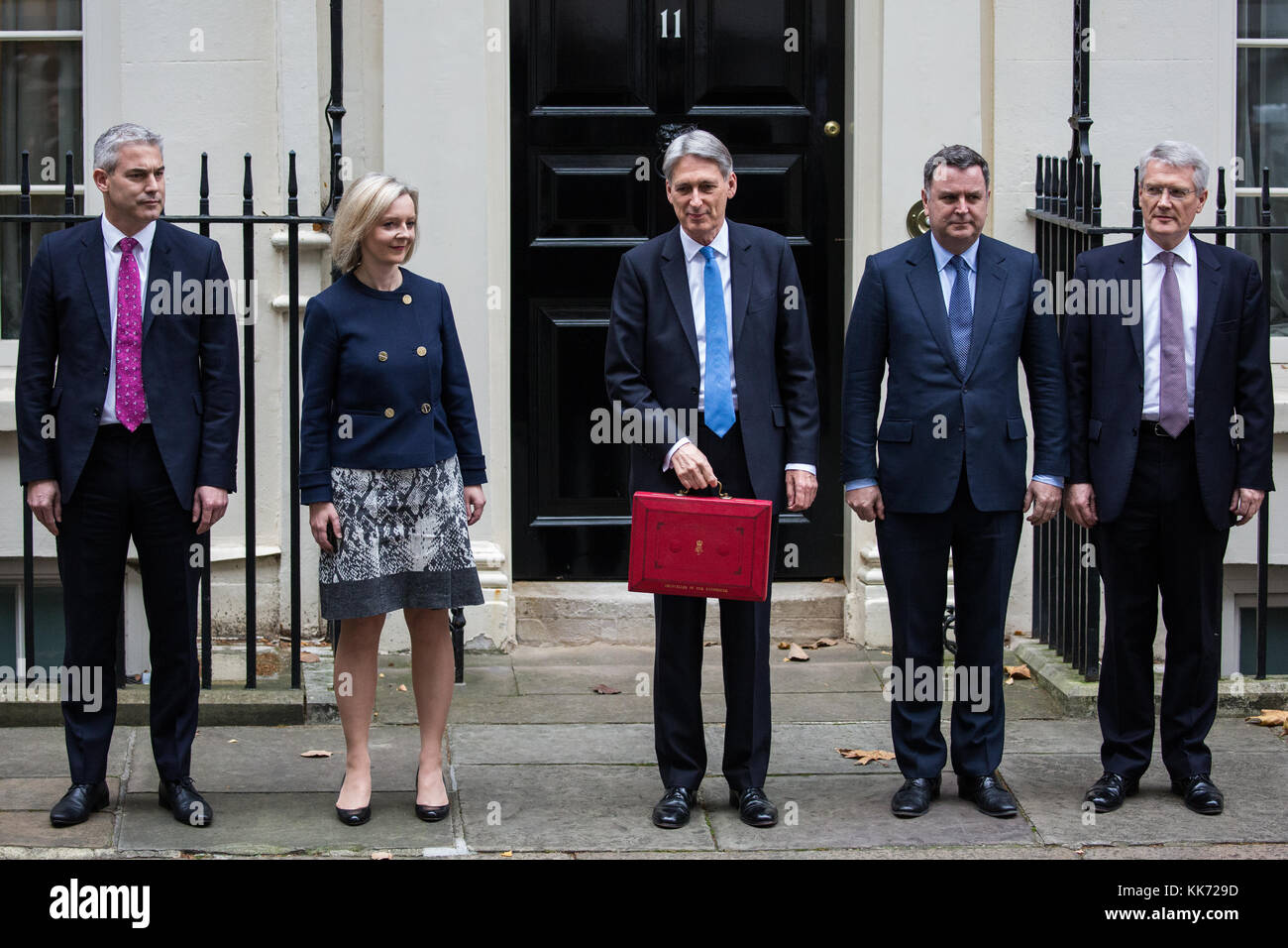 London, Großbritannien. 22. November 2017. Philip Hammond mp, Schatzkanzler, hält die rote Fall vor Verlassen 11 Downing Street seine Budge machen Stockfoto