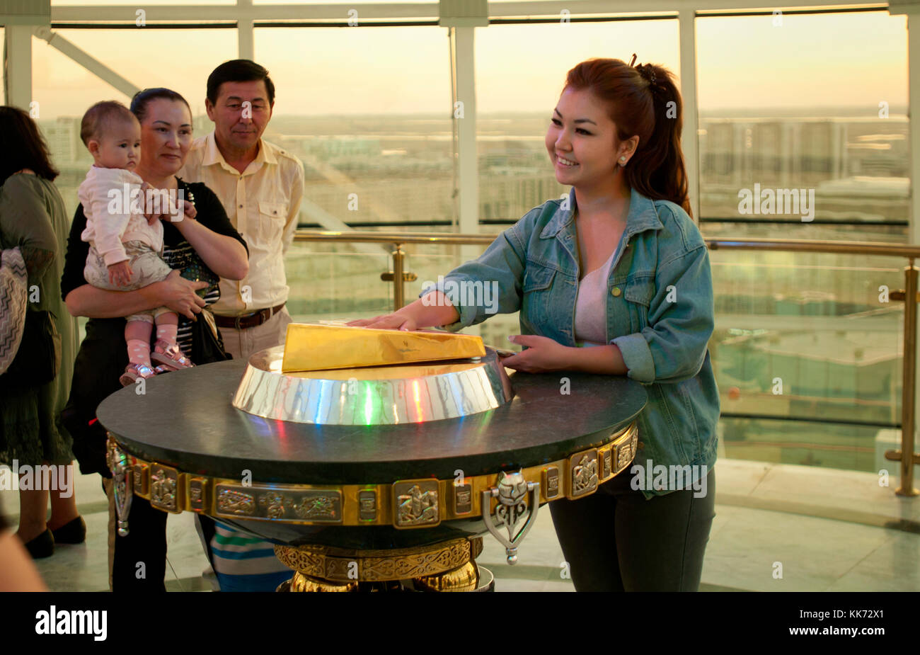 Kazaki Menschen feiern ihren Präsidenten auf bayterek Tower (Kasachstan) Stockfoto
