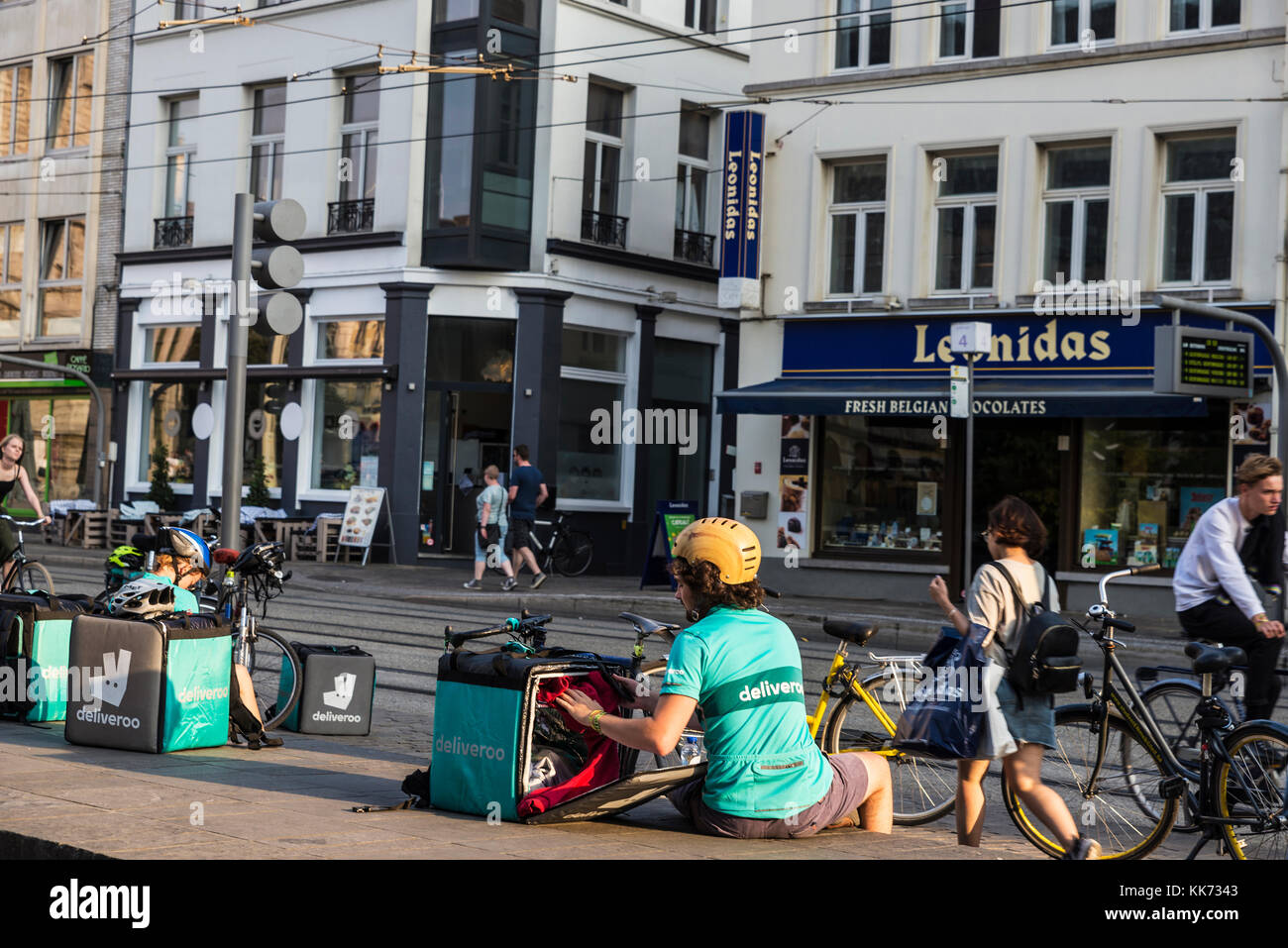Gent, Belgien - 28, 2017 August: Arbeiter der deliveroo ruht mit Menschen Wandern und Radfahren in der Altstadt der mittelalterlichen Stadt Gent, Belgien Stockfoto