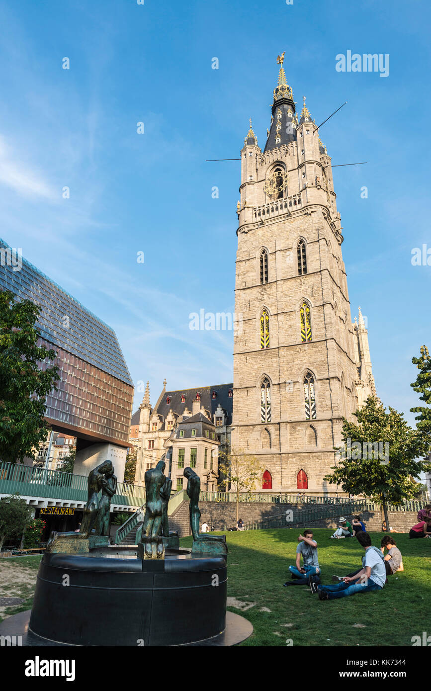 Gent, Belgien - 28. August 2017: Glockenturm, Brunnen aus Bronze Skulptur namens knienden Jungen und stadshal mit Menschen um in der mittelalterlichen Stadt von gh Stockfoto