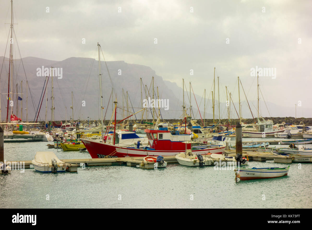 LANZAROTE, SPANIEN-6. November 2017: Der Hafen von Caleta del Sebo in La Graciosa. Stockfoto