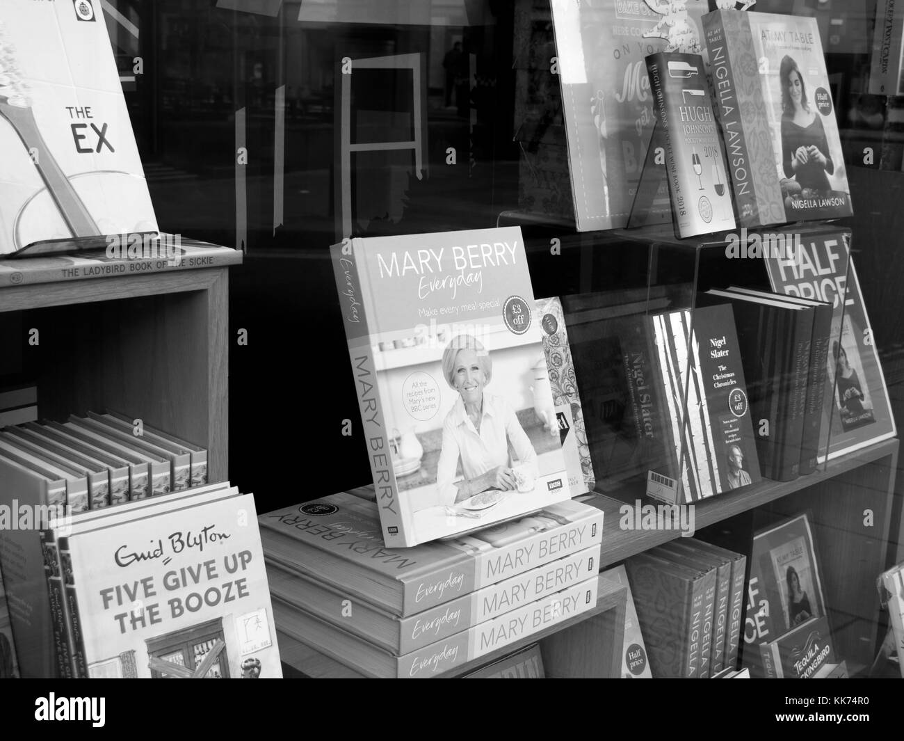 Waterstones Fenster angezeigt, die Förderung der verschiedenen Buchtitel, Firma von Tim waterstone gegründet 1982 Stockfoto