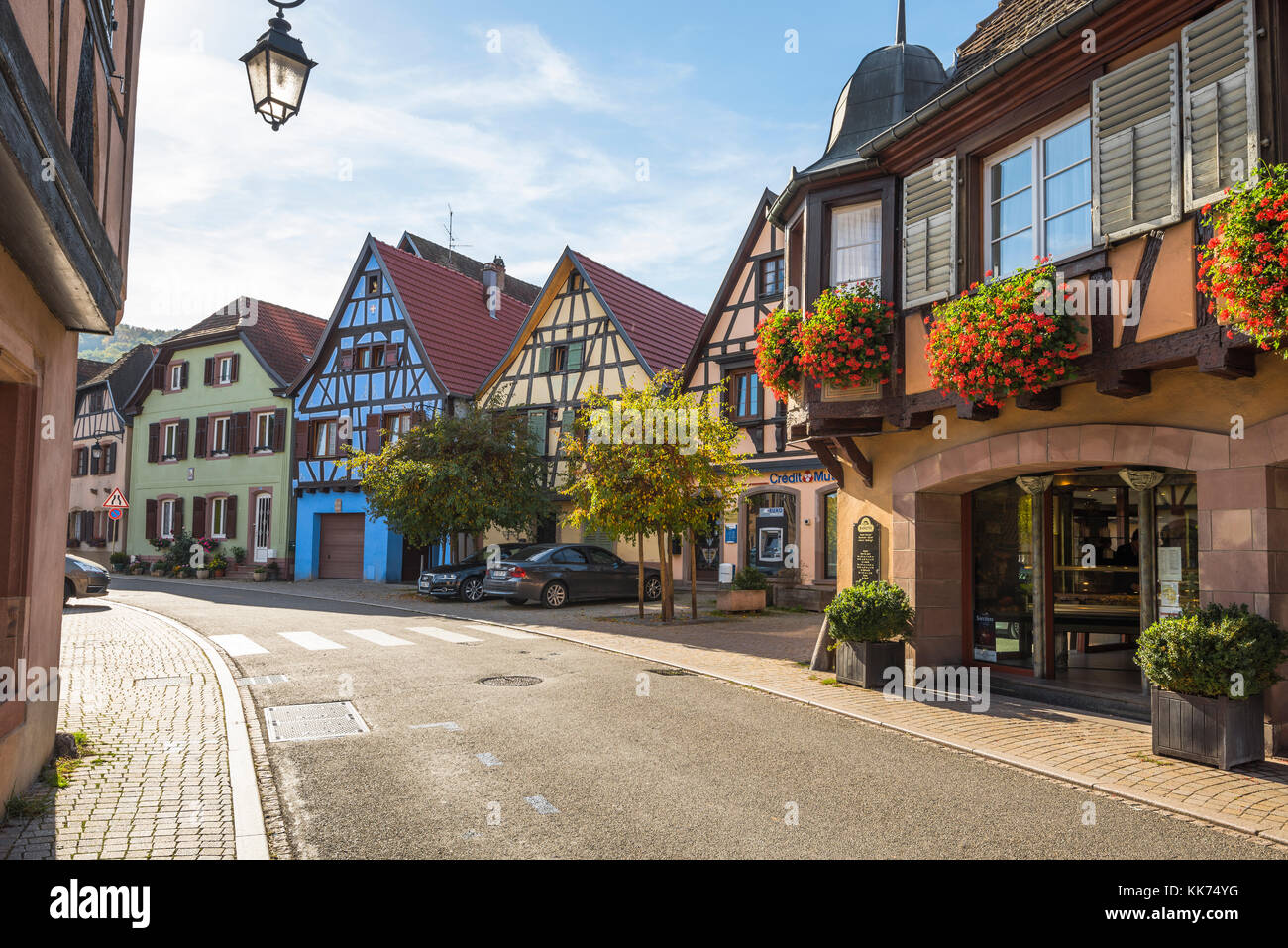 Dorf Andlau, Mitglied der Städte und Dörfer in der Blüte der Wettbewerb in Frankreich, Ausläufern der Vogesen auf der Weinstraße des Elsass, Frankreich Stockfoto